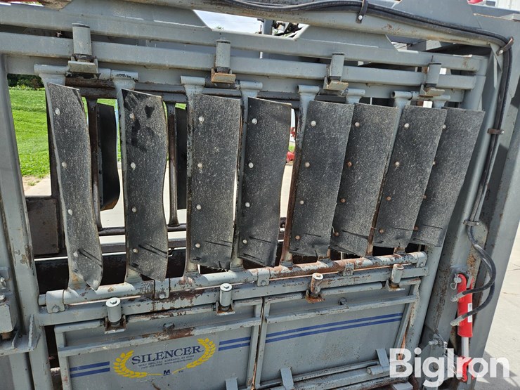 2021-moly-silencer-commercial-pro-wide-body-hydraulic-squeeze-chute-image-18