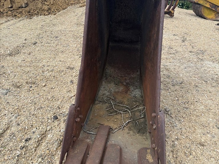 #2285-•-cf-approx.-28"-tooth-ditching-bucket-image-4