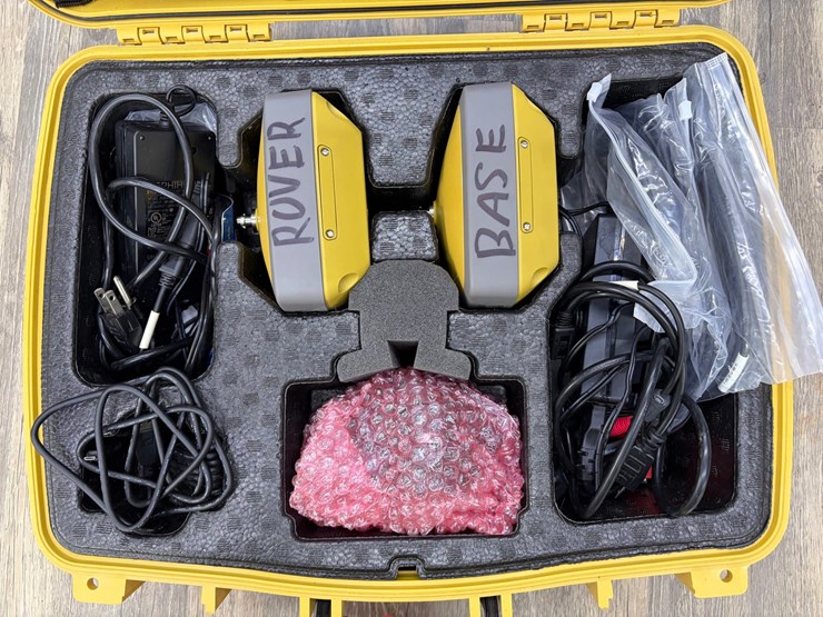 #4532-•-topcon-hiper-vr-base-&-rover-kit-image-2
