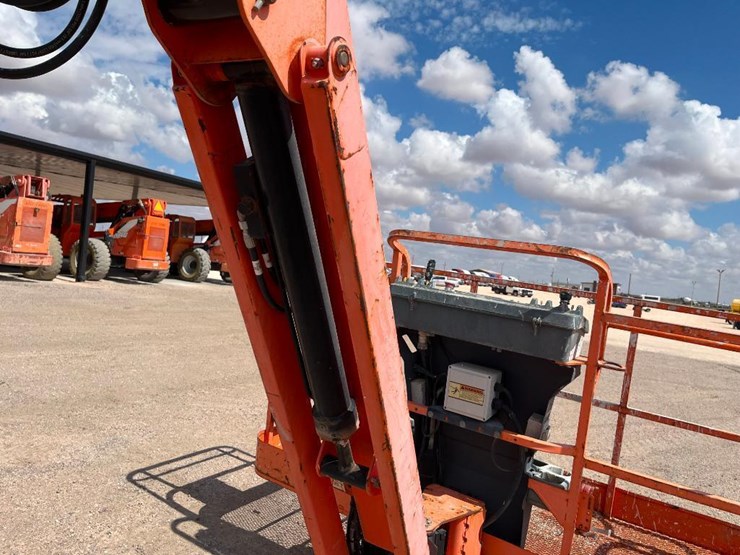 2011-jlg-600aj-image-21