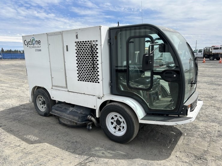 2013-cyclone-cy5500-surface-cleaning-truck-image-7