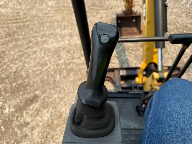 2015-caterpillar-301.7-image-23