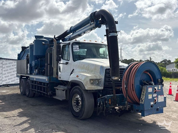 2017-freightliner-114sd-image-2