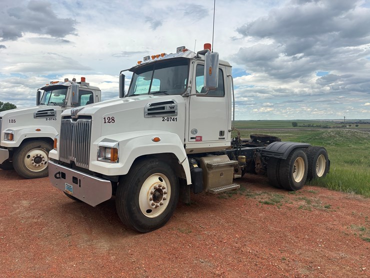 2015-western-star-w4700-semi-image-1