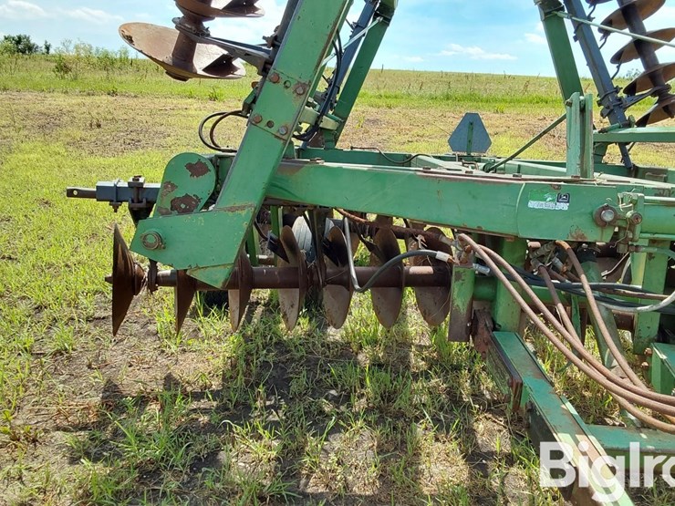 john-deere-330-image-12