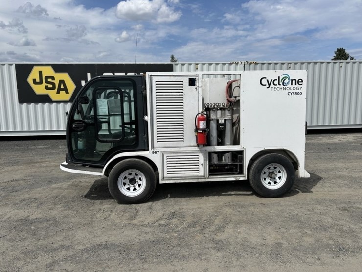 2013-cyclone-cy5500-surface-cleaning-truck-image-2