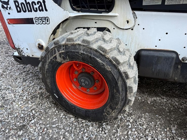 2013-bobcat-s650-image-13