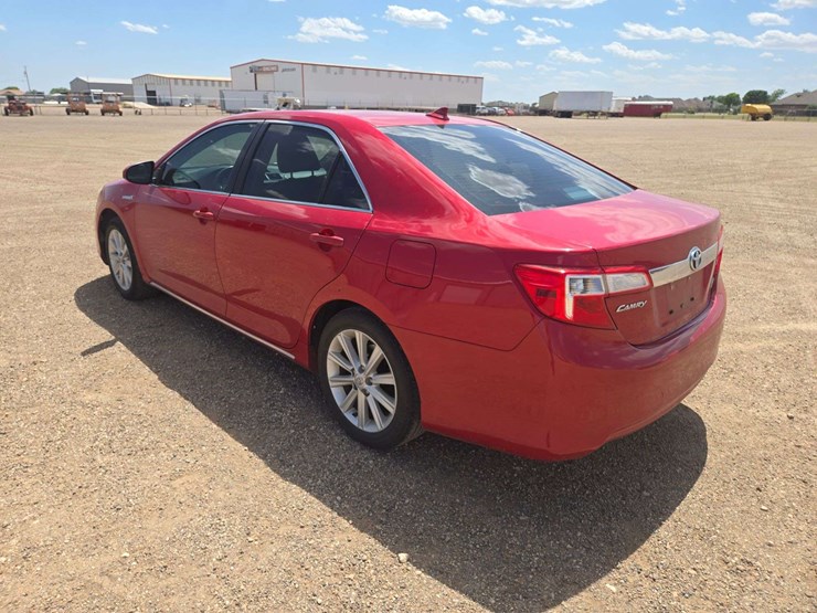 2014-toyota-camry-hybrid-le-sedan-4d-image-4