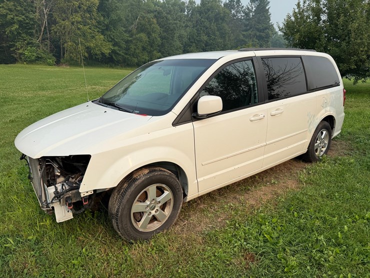 2013-dodge-caravan-image-1