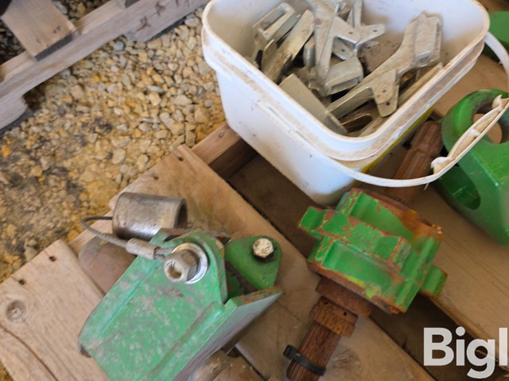 john-deere-hitch-parts,-pins,-&-safety-lights-image-17
