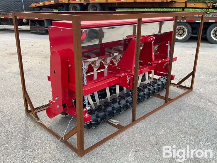 2025-massey-ferguson-730-image-3