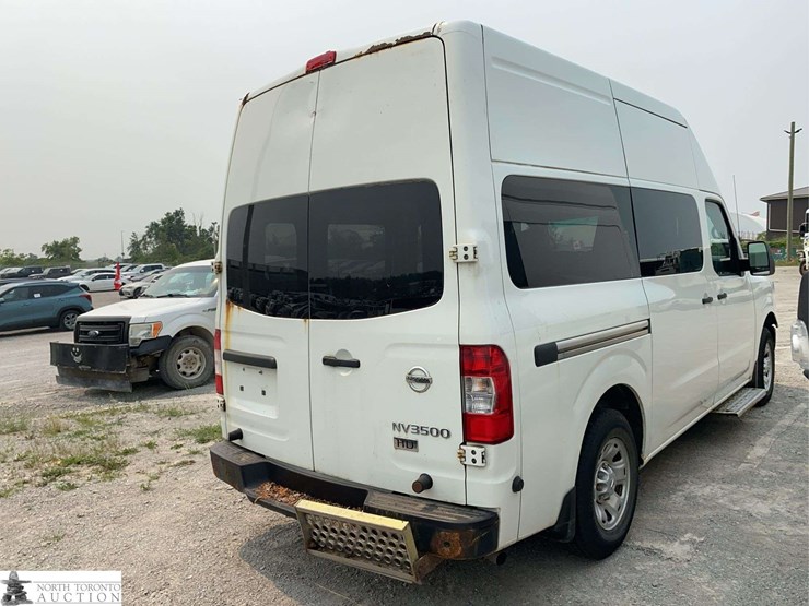 2016-nissan-nv3500hd-image-4