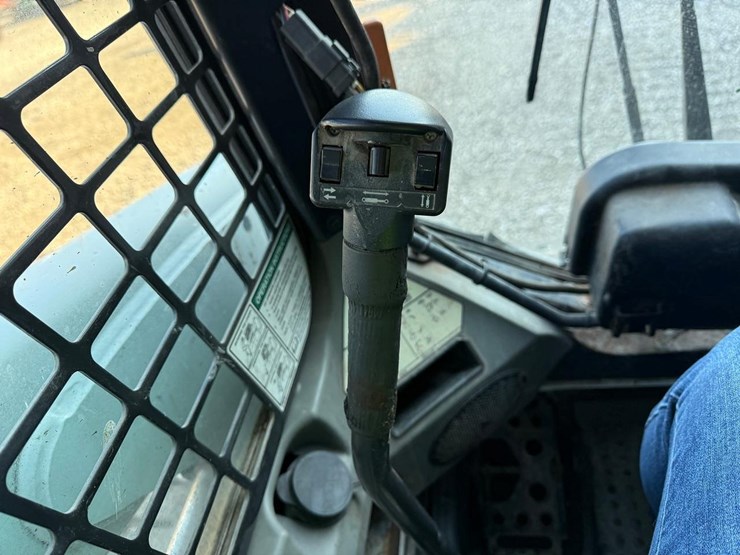 2011-bobcat-s630-image-24