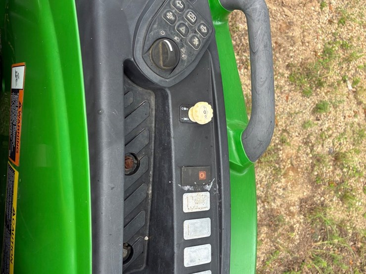 john-deere-4044m-image-8