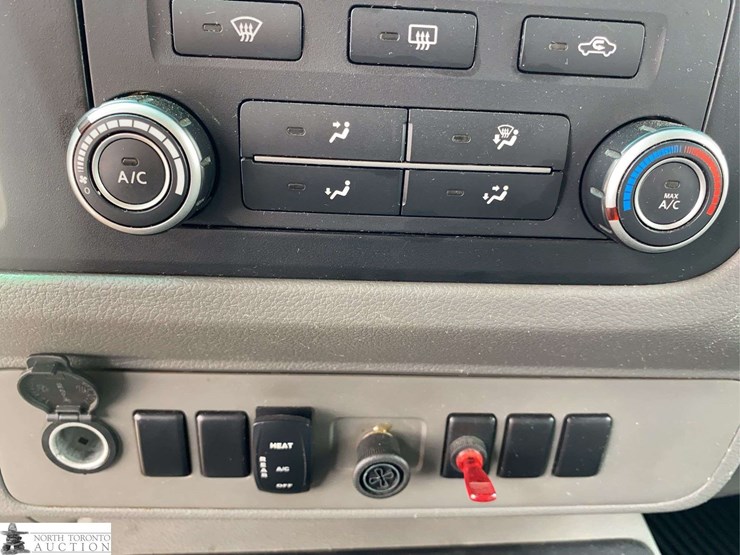 2016-nissan-nv3500hd-image-12