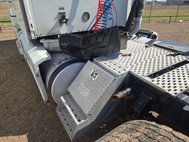 2014-mack-cxu613-600-tandem-axle-dual-cab-behind-engine-truck-tractor-image-14