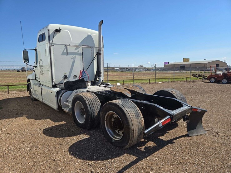 2014-mack-cxu613-600-tandem-axle-dual-cab-behind-engine-truck-tractor-image-4