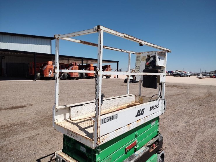 2017-jlg-1932r-image-14
