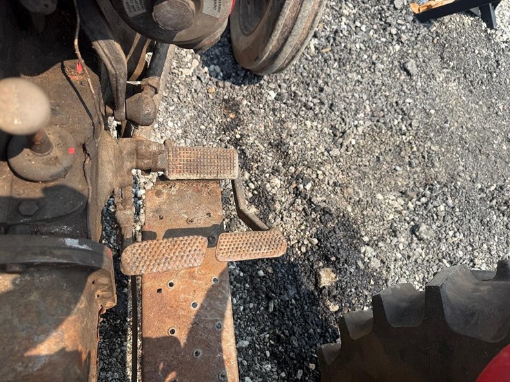 massey-ferguson-135-image-24