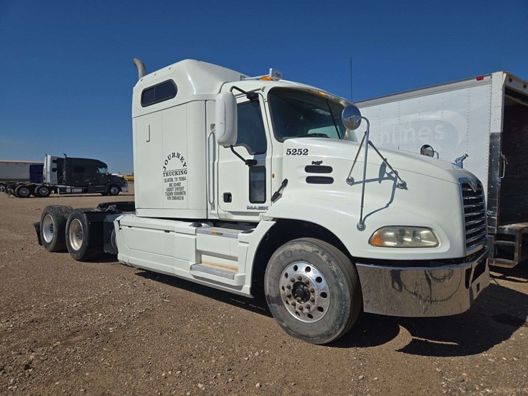 2014-mack-cxu613-600-tandem-axle-dual-cab-behind-engine-truck-tractor-image-2