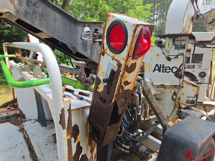 #1801-•-2016-altec-towable-wood-chipper-image-1