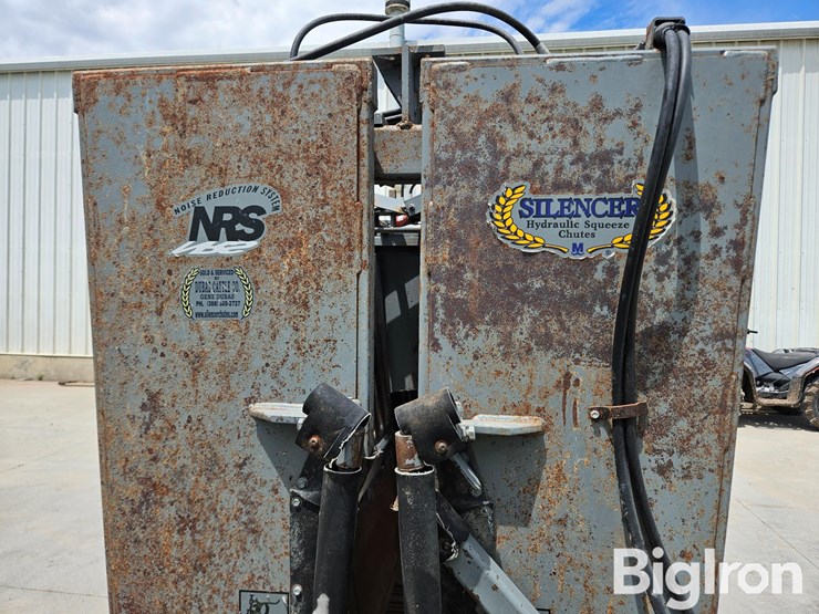 2021-moly-silencer-commercial-pro-wide-body-hydraulic-squeeze-chute-image-11