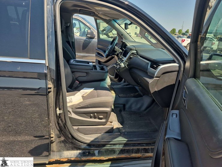 2015-chevrolet-suburban-image-25