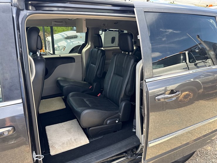 2016-chrysler-town-&-country-image-30