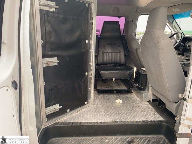 2012-ford-cargo-image-17