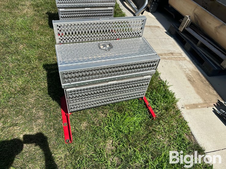 peterbilt-aluminum-step/battery-box-image-2