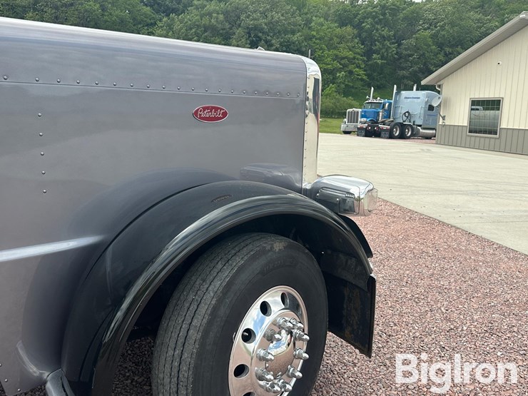 2016-peterbilt-389-image-18