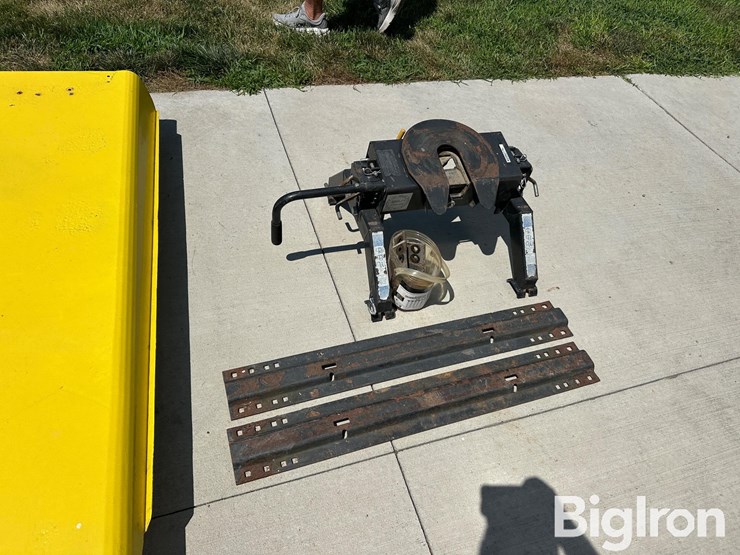 rbw-lil'-rocker-5th-wheel-trailer/camper-hitch-image-2