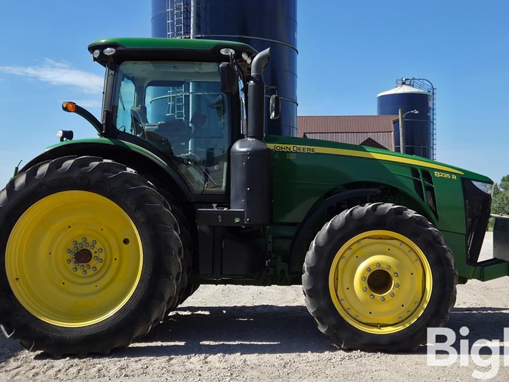 2013-john-deere-8235r-image-4