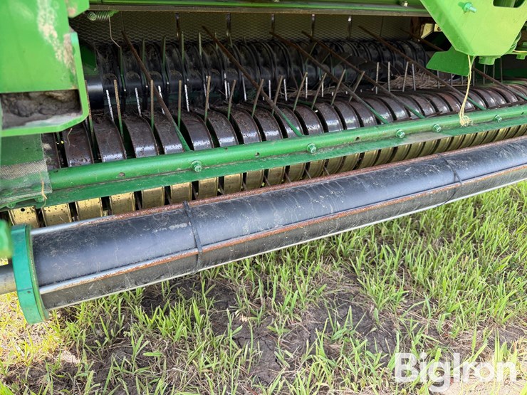 2020-john-deere-560m-image-16