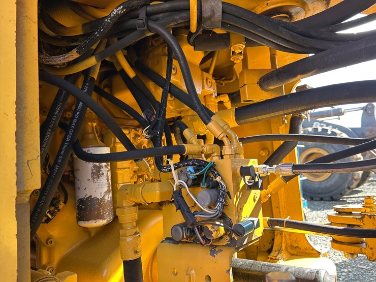 2012-deere-624k-image-37