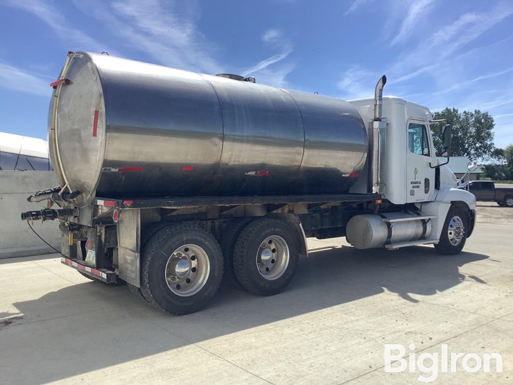 1999-freightliner-flc120-image-5