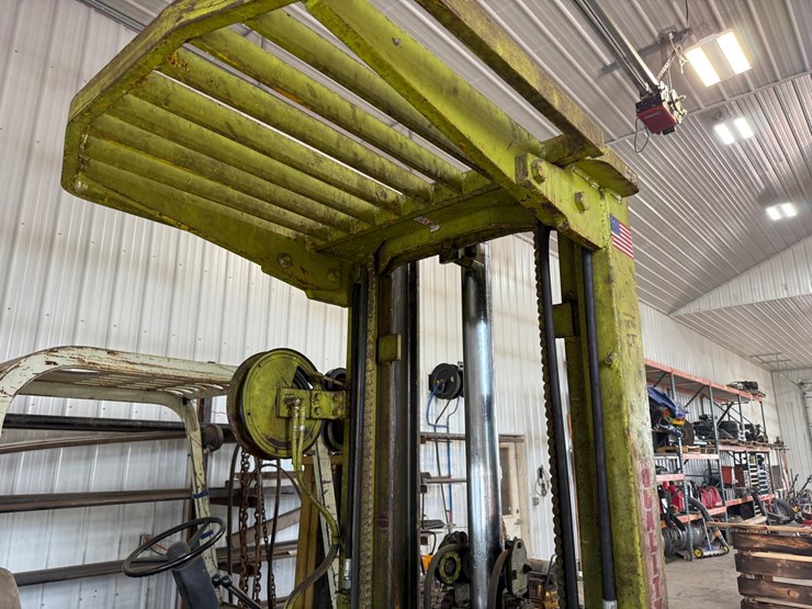 #1828-•-clark-np300-30b-forklift-image-9
