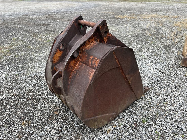 #4006-•-approx-34"-excavator-bucket-image-3