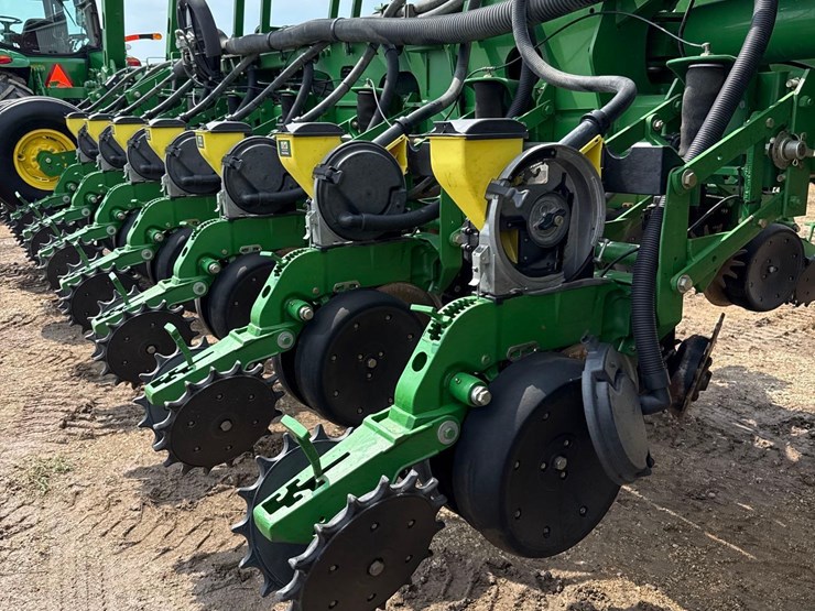 2006-john-deere-1770nt-image-40