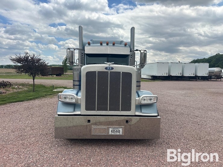 2020-peterbilt-389-image-2