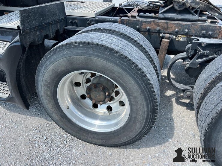 2015-peterbilt-579-image-11