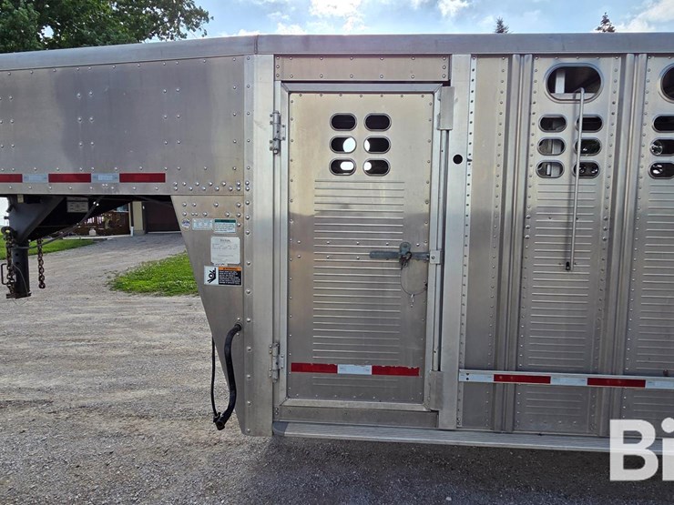 2014-wilson-livestock-trailer-image-14