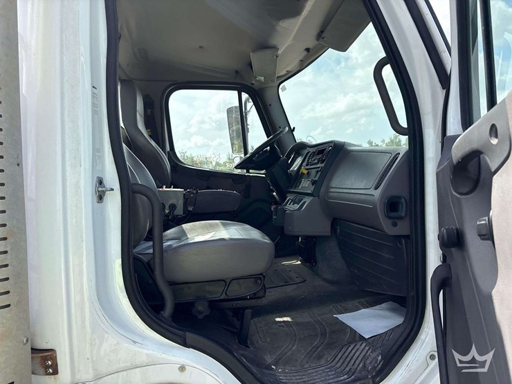 2017-freightliner-114sd-image-41