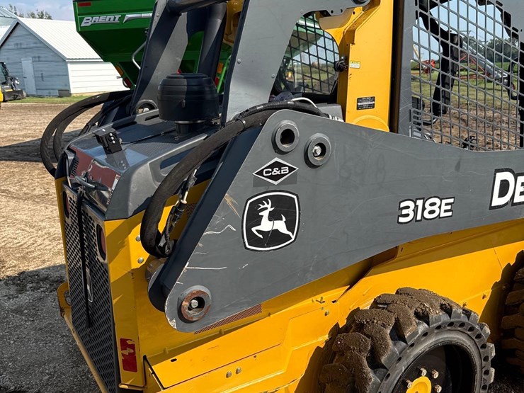 2013-deere-318e-image-17