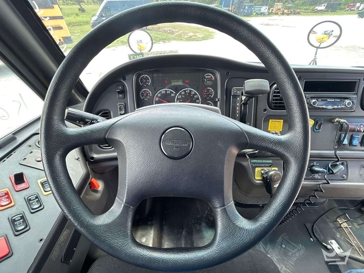 2016-freightliner-b2-image-24