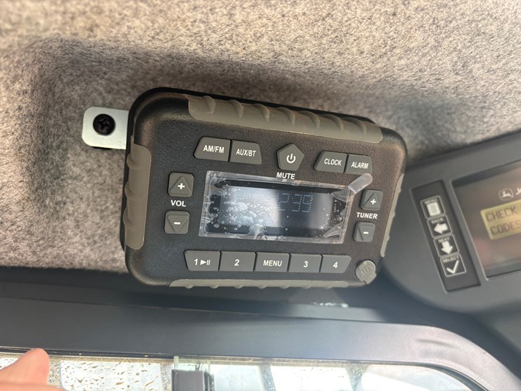 2020-deere-324g-image-11