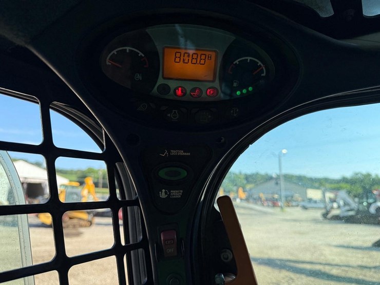 2022-bobcat-t770-image-25
