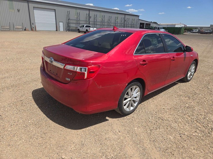 2014-toyota-camry-hybrid-le-sedan-4d-image-3