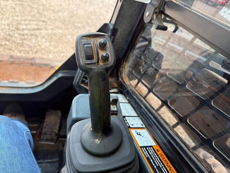2023-deere-331g-image-21