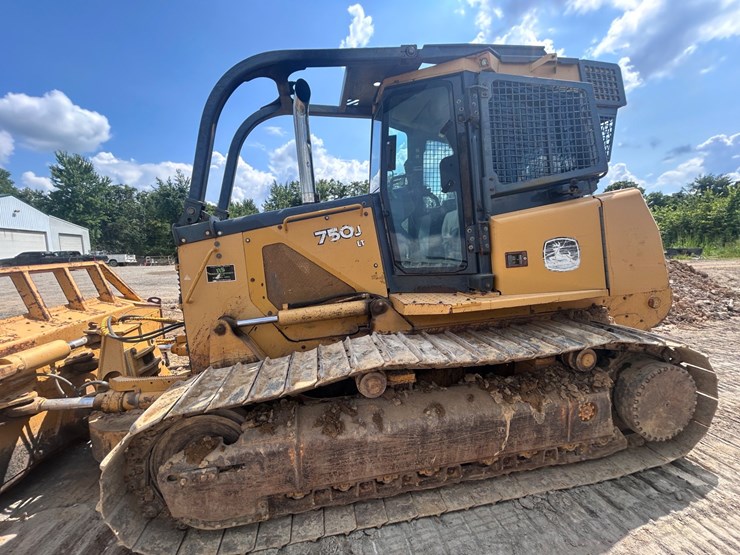 2009-deere-750j-lt-image-2